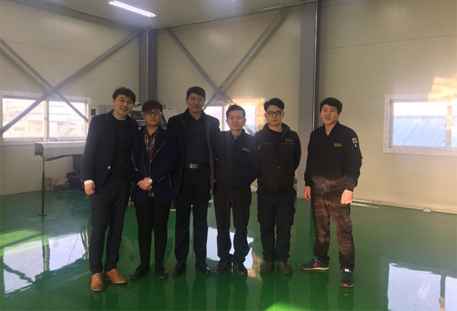 我司外派技術人員與韓國客戶合影