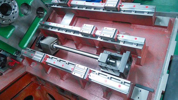 已經(jīng)裝好了線軌&滑塊、絲杠以及主軸箱的斜床身數(shù)控車方機(jī)床體