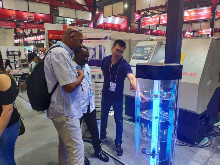 業(yè)務人員在向客戶介紹批頭車床可加工的產(chǎn)品種類 業(yè)務人員在向客戶介紹批頭車床可加工的產(chǎn)品種類